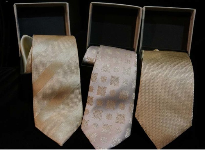 Drei Krawatten aufgerollt